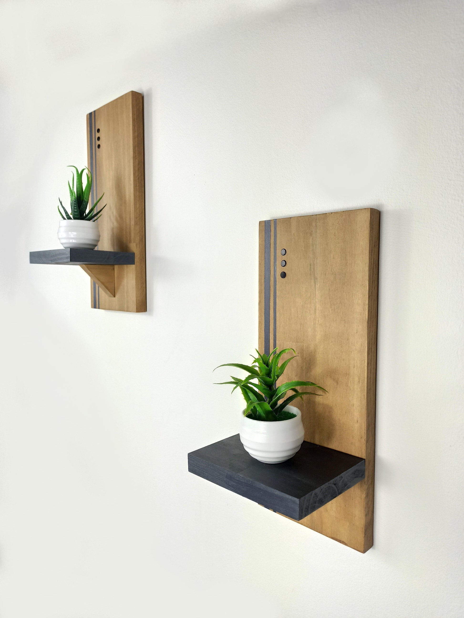 Add elegance to your home with a wooden plant shelf – Holbox Spirit