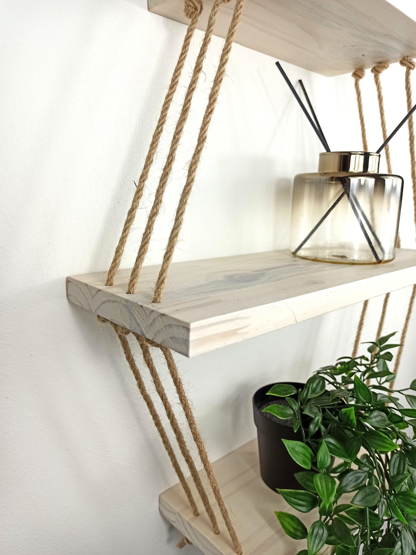 Exemple disposition - Etagère suspendue bois blanchi & corde en jute - 3 étages - Holbox Spirit